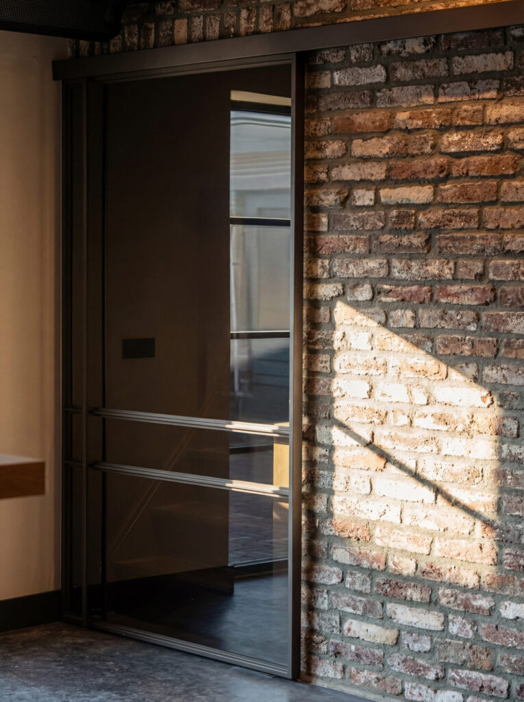 Stalen maatwerk interieur voor horecaruimte-2